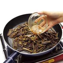 Alisin ang matigas na tangkay mula sa bracken at putulin ang mga ito sa habang 5cm. 3. Ihawin ang mga ito, bali-baligtarin upang malutong pantay. 4.