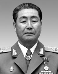 2012년과 2013년 두 해 동안 북한군 수뇌부가 대폭 교체됨으로써 김 정일 사망 전 김정일 김정은의 군대 는 김정은의 군대 로 탈바꿈하게 되 었다. 총참모장은 리영호 현영철 김격식 리영길로 바뀌었다.