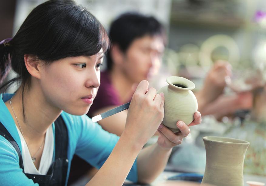 또한본인의차별화된창의성을통해세라믹전문기업을창업하여운영하기도하며, 국내 외대학원에진학하여세라믹디자인을보다체계적인방법으로연구할수있는많은기회를가지고있다. 텍스타일디자인학과 텍스타일디자인은인간생활과가장밀접한재료인직물에다양한문양과기법을구상하고변화를주어용도에적합한직물로전환시키는과정이다.