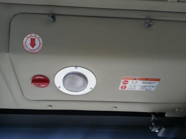 앞문수동개폐 승강구위쪽에장착되어있는수동 자동전환레버를수동위치로돌리시면승강구문을손으로여닫을수있고, 자동위치로돌리시면승강구문이운전자에의해자동조작됩니다. 참고 중간도어또한앞문과방법이동일합니다.