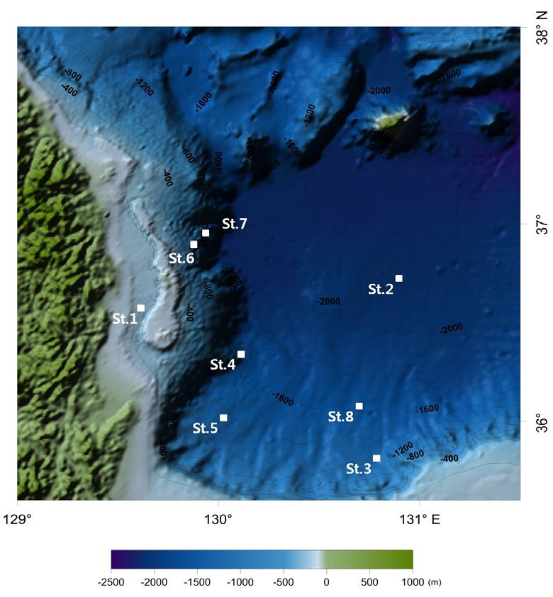 한국산학기술학회논문지제 17 권제 4 호, 2016 KonMap 시스템을적용한종합항법통제및관리시스템 (Navigation system), 정밀수심측정기 (Precision Echo Sounder, SIMRAD EA-600), 다중빔음향측심기 (EM 120, Kongsberg Simrad Inc.