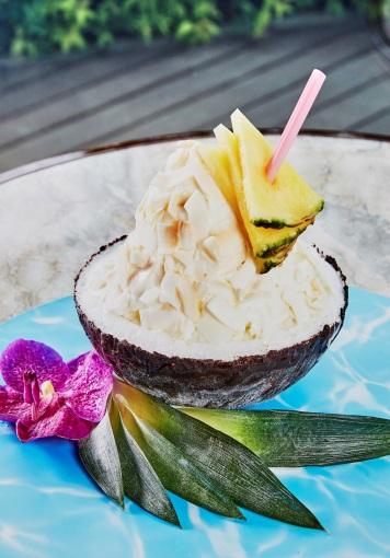 Mont Blanc Bingsu For two people 37,000 몽블랑빙수 A mountain of creamy shaved ice is decorated with candied chestnut and chestnut jelly, then covered with chestnut chantilly cream.