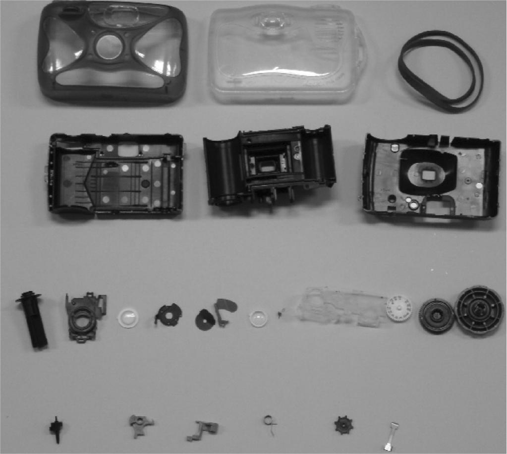 다음 [그림 4]는 코닥 일회용 카메라 제품 가족과 방수 및 스포츠용 모델에 대한 분해도이며, [그림 5]는 소형 진공소제기 2개 모델과 분해도를 보여주고 있다.
