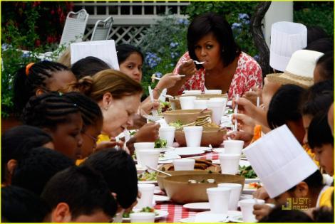 2009 년미국대통령영부인미셸오바마 (Michelle Obama) 백악관텃밭 ( 키친가든 ) : White House Kitchen Garden 마이클폴란 (Michael Pollan) 버클리대 (UC, Buckley) 교수제안 < 그림 > 학생들과함께백악관텃밭가꾸기및식사하는모습 http://technicallyrunning.