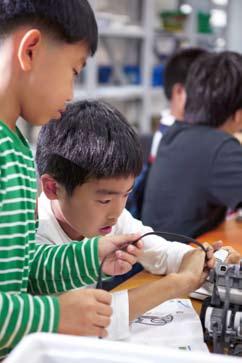 이를위해핵심가치를바탕으로한인성교육과음악, 체육, 미술교육에중점을두고있으며, 이는학업성취도를향상시키는데큰도움이됩니다.