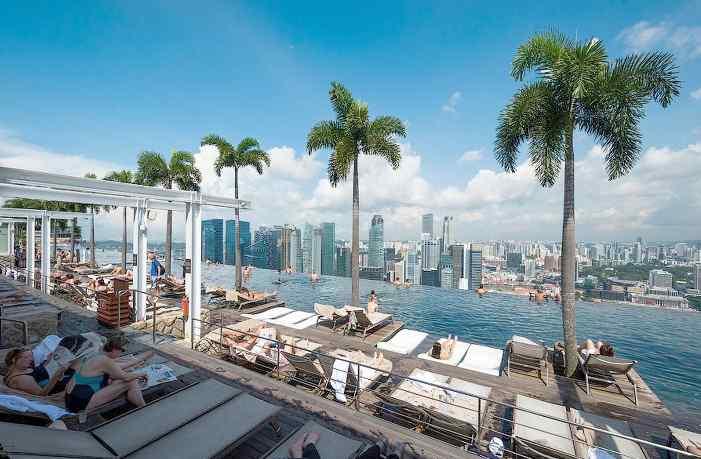 싱가포르주요건축물탐방 1. 마리나베이샌즈호텔 마리나베이지역에위풍당당하게서있는세건물. 바로 MBS 라고도불리우는마리나베이샌즈그룹의호텔 1, 2, 3 빌딩이다. 각 55 개층호텔로 2,560 의객실로구성되어있다.