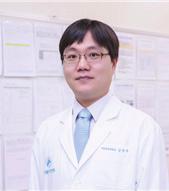 The Korean Society of Anesthesiologists Newsletter 자유기고 뒤따라오고있는후배들에게돌려주고또주려고노력을하고있는가? 하는질문을하게되었습니다. 이러한진료, 교육, 연구, 세분야중에서연구에대하여조금더이야기하고자합니다. 저의전공의시절에는모든병원에서임상과동물실험이여러조건들이받쳐주지못하여쉽게할수가없었습니다.