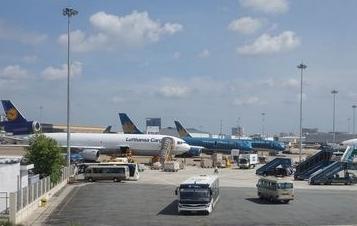 베트남항공의떤선녓공항국제선 85 % 를롱탄공항으로전환제안 베트남현지언론등에따르면베트남동나이성에계획되고있는롱탄 (Long Thanh) 국제공항건설사업컨설턴트공동기업체 "JFV" 은베트남항공이떤선녓국제공항에취항하는국제노선의 85 % 를롱탄공항으로옮기는것을제안했다.