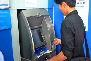 ATM에서하루에찾을수있는현금은지금도제한되고있지만야간인출한도를줄이거나또는야간인출횟수를 2회까지제한하는방법이고려되고있다. 베트남에서는 ATM에스키밍기와소형카메라를달고정보를빼내, 위조현금카드를만들어현금을인출하는범죄가다발하고있다. 은행들은 ATM을이용하기전에의심스러운것이설치되어있지않나잘관찰하도록당부하고있다.