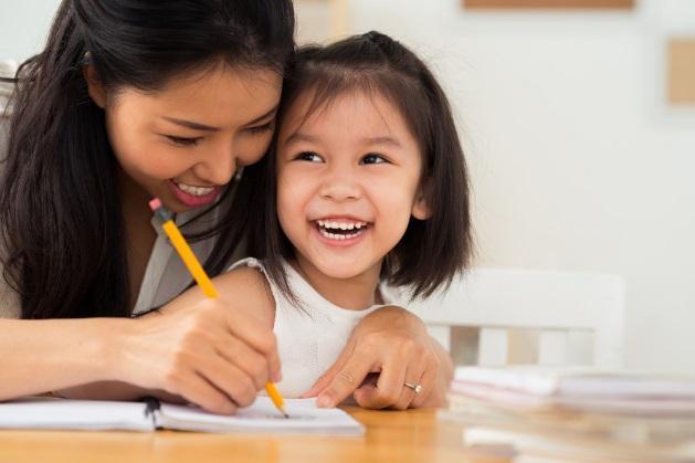 Parent 4 지역사회에서이중언어프로그램이가능하지않다면, 적어도아이들의모국어를돕는영어로된교육을제공해주어야합니다. 부모와다른가족구성원들은, 특히이중언어학습자아이들이이중언어프로그램에참여하지않을경우, 가정에서아이들의모국어에대한지원을해야합니다 ( 예를들면, 수시로읽기, 노래하기, 말하기 ).