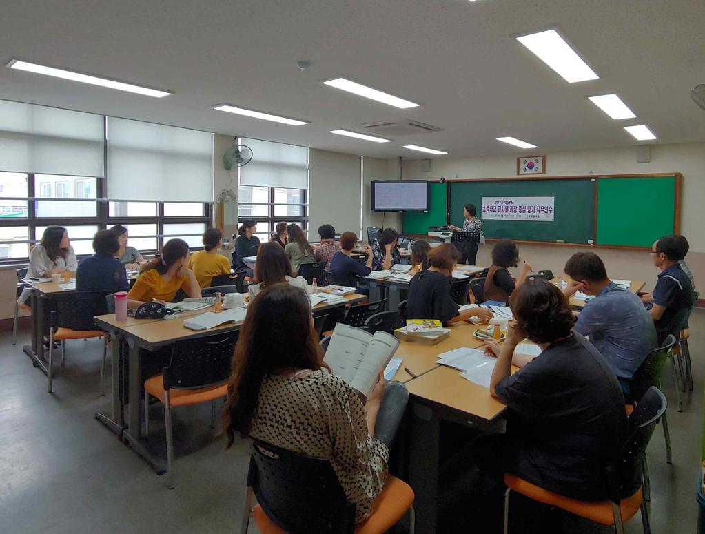 < 표 13> 학부모평가역량강화연수 활동주제내용방법시기 시범학교운영안내 학부모연수 평가방법개선안내가정통신문, 홈페이지, 시범학교운영에대한이해를위한리플릿및 Q&A 자료배부학교설명회 2017. 9. 2018 학생평가방향 가정통신문, 홈페이지 2018.3. 2018 학년도 1학기과정중심교과평가계획안내가정통신문, 홈페이지 2018.