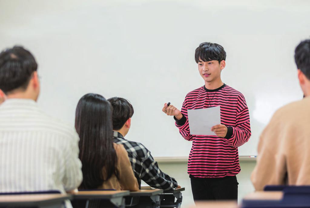 사물인터넷네트워크과학철학인간및사회통섭유비쿼터스의공학디자인플래닝 (2017 학년도 2 학기승인과목 ) 유비쿼터스의공학융합전공 을제안한박동현학생은스페인라코루냐 (La Coruna) 대학에서객체지향프로그래밍 (Programing 1), 소프트웨어공학 (Software Design), 임베디드시스템구조등컴퓨터사이언스 (Computer Science)