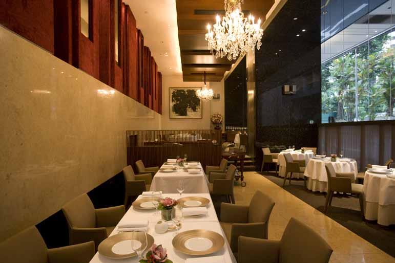 Restaurant 레자미 Les Amis 로맨틱한만찬을위한식탁 오차드로드중심에서만날수있는레자미는 2007 년싱가포르건축가인탄케이니 (Tan Kay Ngee) 의디자인으로 1층과