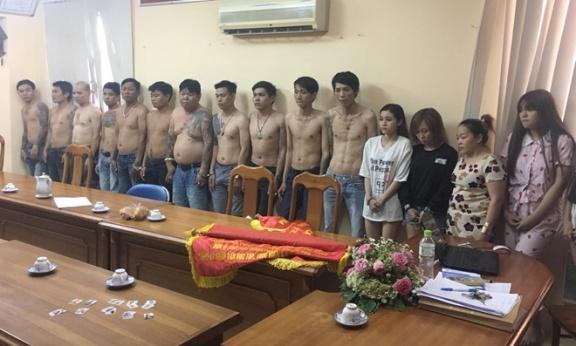 페이지 5 / 20 성매매손님노린절도그룹적발, 1000 건이상 베트남, 2019 년의노동시장 5600 만명 = 노동부전망 호치민시경찰은 27 일, 잠복수사를통해성매매손님을노린절도그룹을적발해멤버 13 명을절도혐의로체포했다고밝혔다.