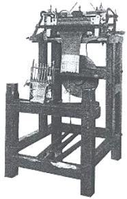 2) 16 세기에최초로편직기계가발명, 산업화로발전 16세기후반에는유럽전지역에수편물인긴양말이번져나갔고, 1589년에는영국인목사 William Lee에의해목제족답식수동편기가발명된것을계기로영국을중심으로전유럽에서양말산업이발달하였으며이것이니트산업으로확대되어갔다.