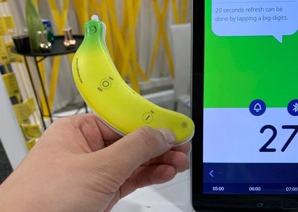 라이프사이언스테크놀로지는 CES 2019에서블루투스로연결하는 바나나체온계 를소개 해당제품은유아가열이날때사용하는스마트체온계로현재체온을지속적으로모니터링하는것이특징 사용자가맞춰놓은최고