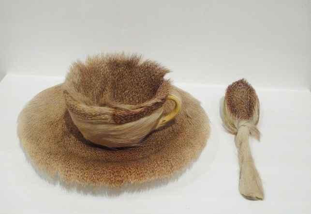 메레오펜하임 (Méret Oppenheim, 1913~1985) 1933년그녀는자코메티와아르프의초대로앙데팡당살롱의초현실주의전시에참여하였다. 1936년에는 오브제, 모피로된아침식사 Object, Fur Breakfast 로크게주목받았다.