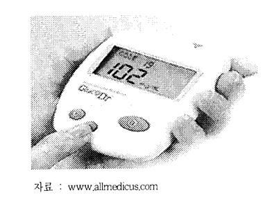 (1) 의료용센서국내바이오센서개발업체들이관심을가지고있는분야는의료용바이오센서이다. 그중가장많은부분을차지하는것은혈당측정기인데, 올메디쿠스사의 글루코닥터 는순수한국내기술로만든혈당측정기이다(< 그림 2-17>).