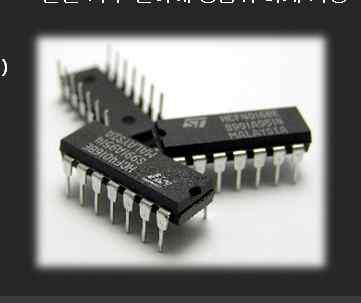 집적회로 (Integrated Circuit) 소형화 반도체를주기억장치로사용 (RAM, ROM) 마이크로프로세서개발 à 미니컴퓨터 사용분야 일반사무분야에광범위하게사용 소프트웨어 어셈블러등장