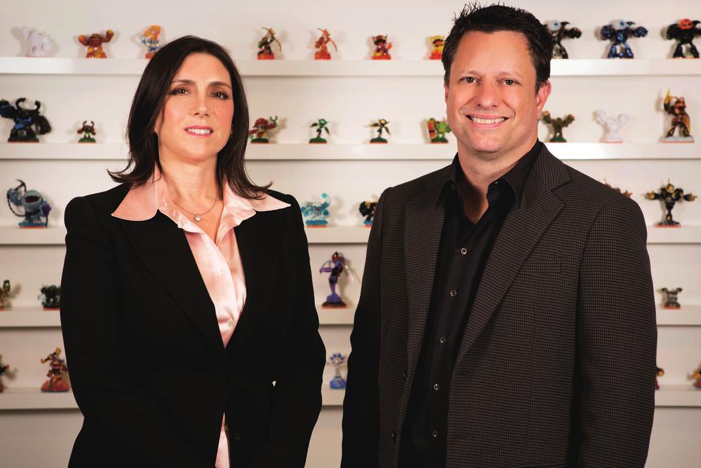 16 Activision Blizzard Studios의 Stacy Sher(좌) 및 Nick Van Dyk(우) 공동대표 출처: Activision Blizzard Activision Blizzard의 남은 과제는 뿌리깊게