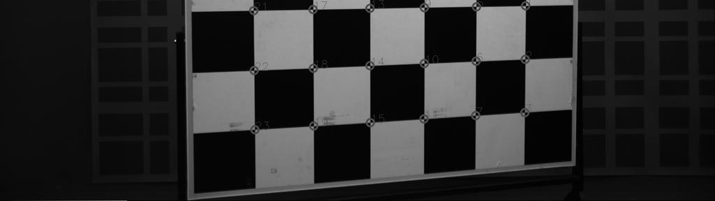 하나의 카메라로부터 10장의 체스보드 패턴 영상을 촬영했고 한 장의 패턴 영상 에 가로 5개, 세로 3개의 패턴을 사용했다. 따라서 한 장의 며 전체 영상에 대해서는 총 240 패턴 영상에 대해 24개이 개의 패턴 특징 점을 추출한다.