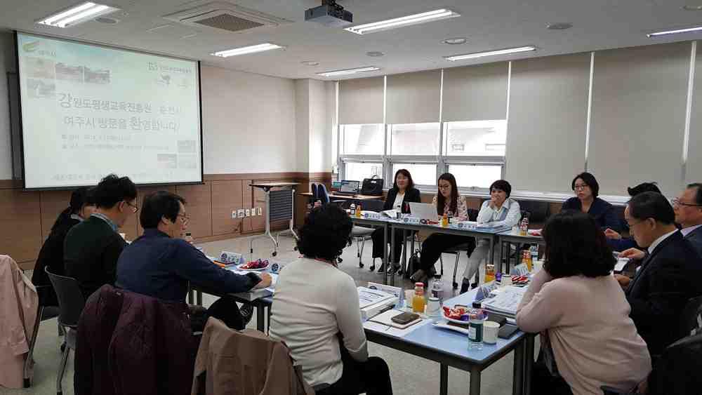 01 강원도평생교육관계자평생학습도시여주시우수사례벤치마킹 강원도평생교육관계자평생학습도시여주시우수사례벤치마킹 강원도평생교육진흥원과춘천시에서평생학습도시여주방문 강원도평생교육진흥원과춘천시평생교육관계자 10 명이평생학습도시여주의우수사례벤치마킹을위해지난 27 일여주시평생학습센터를방문했다.