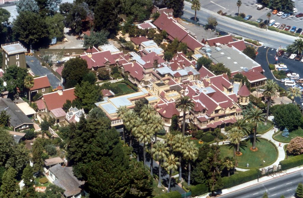 The Winchester Mystery House Architecture 없이진행된 Winchester Mystery House 38 년간 860 개의방을만들고 160 개만남음