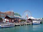 다운타운관광명소 네이비피어 NAVY PIER 시카고다운타운에는시카고리버가운하의형태로흐르고있다. 산업에중요한역할을했던호수와운하를위해존재했던배선착장이었던네이비피어는현재야외공원과야외놀이공원, 어린이박물관, 아이맥스영화관, 스카이라인공연장, 실내식물관, 쇼핑몰, 레스토랑이밀집해있으며선착장에는투어를위한유람선들이있다.