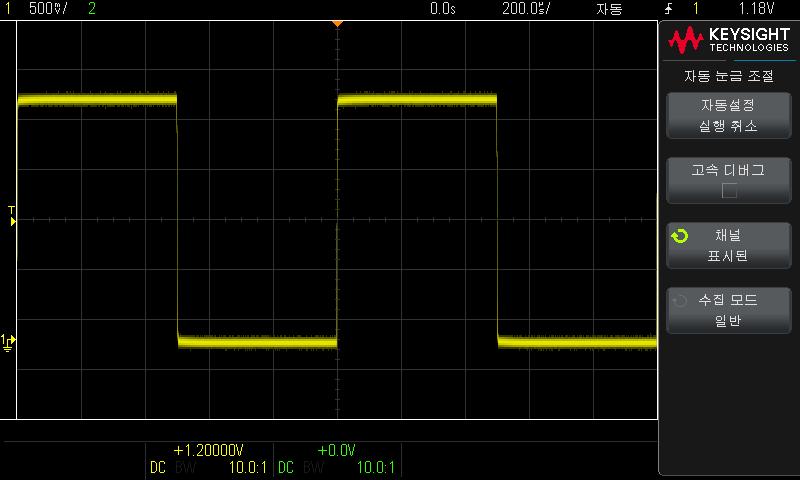 시작하기 1 자동스케일참조 [Auto Scale] 자동스케일을사용하여오실로스코프가입력신호를최적으로표시하도록자동으로구성할수있습니다. 1 [Auto Scale] 자동스케일을누릅니다. 그러면오실로스코프의디스플레이에서다음과유사한파형을볼수있습니다. 2 오실로스코프의설정을이전상태로되돌리려면, 자동스케일실행취소를누르십시오.