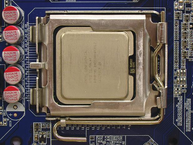 CPU 손상을 방지하려면 CPU 를 장착하기 전에 컴퓨터를 끄고 콘센트에
