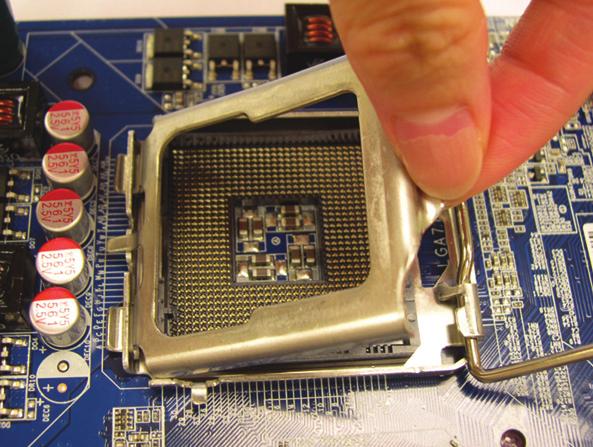 CPU 소켓 레버를 단계 : CPU 소켓 레버를 완전히 일으켜 세웁 니다.