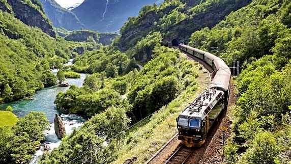인데, 이깍아지른듯한높은절벽아래도도도히흐르는피요르드의맑은물은경탄을자아낸다. 이러한가치를인정받아서송네피오르의중심지역인네뢰이피오르는 UNESCO 의세계유산으로선정되어있다. 키요스폭포의절경감상 Flåm Railway, 파라노믹산악열차 플롬기차여행은노르웨이에서가장높은곳을맛볼수있다.