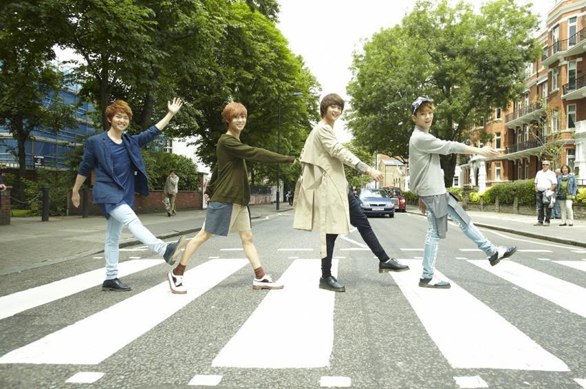 2. 패러디 3) 해외패러디사례 사례 5 : 비틀즈 (Beatles) 의애비로드 (Abbey Road) 앨범표지패러디 [ 영국에비로드를걷고있는비틀즈와샤이니 (2011)] 출처 :