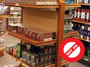 허용되지않는보관장 고객이담배제품을볼수있는것 고객이담배제품을잡을수있는것 담배제품전체나많은부분을볼수있도록위로열리는문으로설계된것