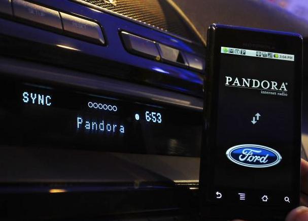 Figure 2. Ford 차량에서의 Pandora 서비스화면 자료 : http://telematicsnews.info 그러나 Mog 서비스는 1) 라디오청취뿐만아니라주문형 (On-demand) 음악서비스를제공한다는점과 2) 차량이터널등을통과하는일시적인오프라인상태에서도끊김없이음악서비스를제공한다는점에서한단계앞선서비스로평가되고있다.