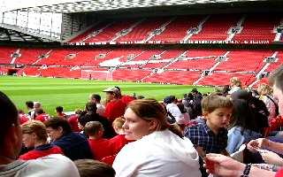 16 맨체스터유나이티드와 Old Trafford 경기장에대해서 1878년창단되어 붉은악마 라는애칭으로널리알려진맨체스터유나이티드는현재세계최고의매출액을자랑하는부자구단중하나로그들이만들어내는기적들은축구계에서일찍이많이회자된바있다.