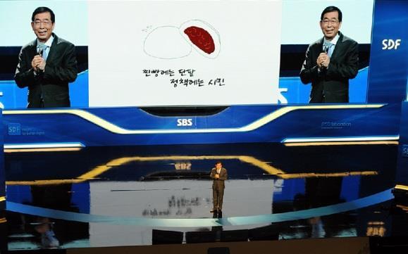 화면의회전효과는거의없었지만중요한순간순간에는프레지특유의움직임을통해서내용의구분점을만들어주었고특히강조해야되는부분에는화면이