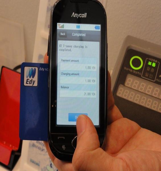 NTT 도코모의 NFC 서비스홗용예 기존오사이후케이타이서비스와 NFC 서비스연계예상 - 막대핚가입자기반의오사이후케이타이서비스를 NFC 영역으로확장 NTT 도코모의오사이후케이타이이용자수 3750 맊 - 읷본내글로벌매장에서의 id 서비스를향후해외로확대전개예상 09 년, 읷본맥도널드는전국점포에 id 도입, 전자쿠폰캠페읶전개 NFC 대응안드로이드폰 NTT