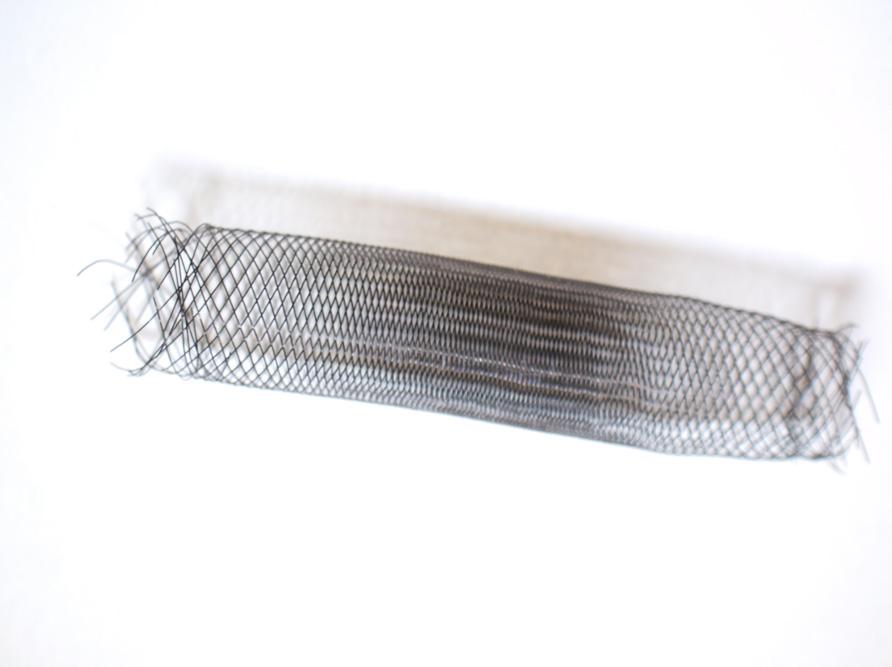 권현조 권오기 고현송 이상형 Fig. 8. A sample of flow diverting stents. It has more compact and small size cells. Thin nitinol wires are used. 의소용돌이도감소, 9% 의 shear stress 감소효과가나타났다고보고하였다.