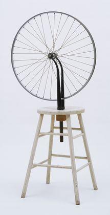 Readymade 1913년에뒤샹은파리에있는자신의스튜디오에자전거바퀴하나를설치했다. 최초의키네틱조각 1913 년도오리지널은분실되었고 1951 년에뒤샹이다시만들었다. 그저바라보기위해이따금바퀴를돌렸다고해서최초의키네틱조각 kinetic sculpture 이라는말을듣는다.