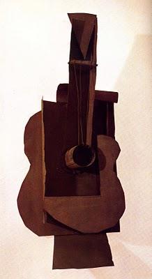 구축주의의발단적계기 1913 년타틀린은파리의피카소를방문했다. 이당시피카소는구축된조각 (constructed sculpture) 을몇개만들었는데, 그중하나가 1912 년에강철판과철사로제작된 < 기타 > 이다.
