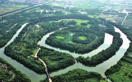 JIANGSU 62 63 06 淹城엄성 에서약 7km 떨어진곳에위치한엄성은무진시호당에있는중국에서가장오래된지면성지이다. 서주멸망시기에건축되어삼천년의역사를자랑하는엄성은상조말년동이엄이주왕의공격을대피하기위해남하하여만든건축이다.