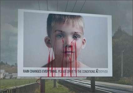 광고와소비자행동 33 공포소구광고빗길에서과속하지말라는메시지의광고 < 그림 > 뉴질랜드의옥외광고