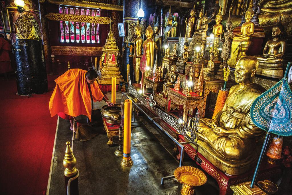 그는 밤마다 작은 극장에서 이 도시의 which occupies a singular place in the Lao imagination. 탄생에 얽힌 신화와 전설 등을 들려준다. 탐마봉이 이야기하는 Luang Prabang is a meeting point.