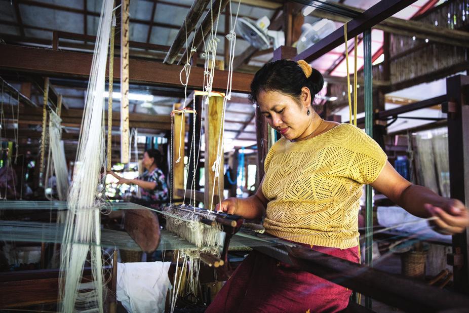 베오마네 두앙달라가 말했다. 현지 민속 공예품을 파는 작은 weavers and to work with some 500 other female artisans 가게에서 출발한 오크 포프 토크는 현재 천을 짜는 기술자 55 across Laos.