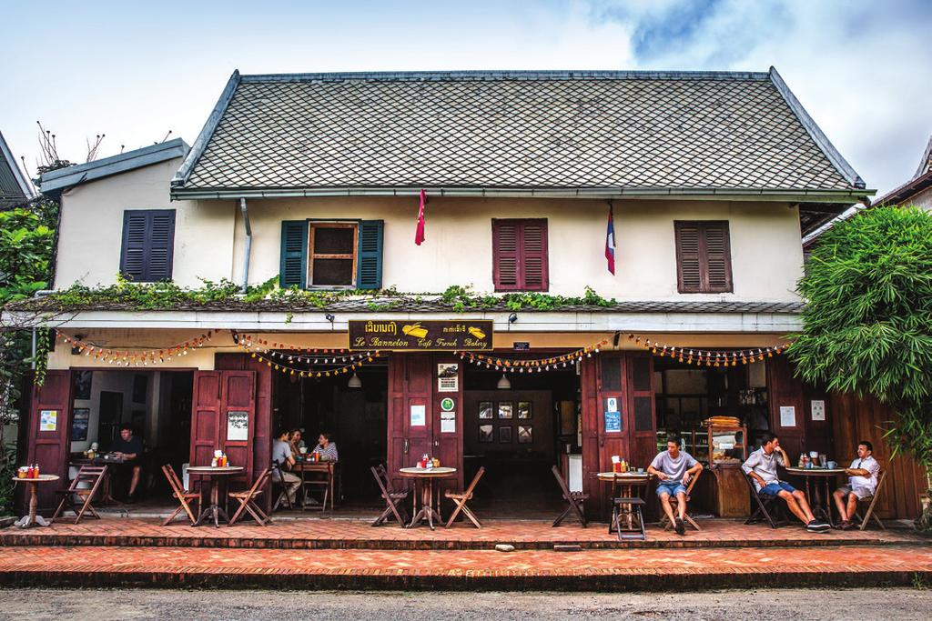 오크 포프 토크에서 운영하는 생활 공예 센터에 Luang Prabang s dining options also provide a window 방문하면 장인들이 일하는 모습을 볼 수 있으며, 무료로 진행하는 into the country s culture and history.