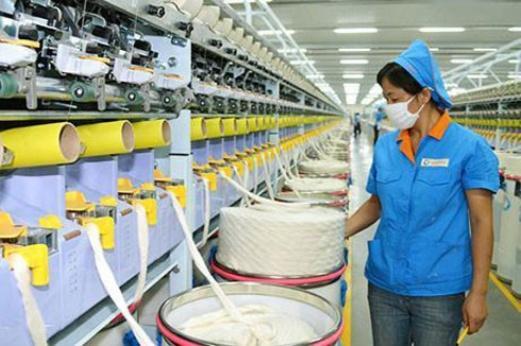 페이지 14 / 23 베트남 : 섬유제품현지화비율상승 Nguyen Xuan Phuc 총리는 12 월하순에개최된회의에서섬유산업, 신발산업의현지화비율은 40-45 % 로상승했다고밝혔다. 주변산업의빈약함은베트남이글로벌공급망에참여하는것을방해하는주된이유라는것은전문가들모두일치하고있다. 그러나이것은섬유산업은에있어서는더이상사실이아니다.