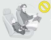운전장치를만지는등의외의사고를방지하십시오. 어린이는반드시뒷좌석에승차시켜어린이용보조시트에착석시켜주십시오.