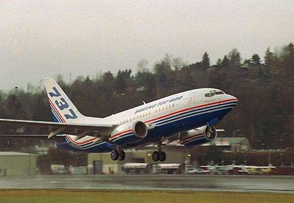 B737-600 1. 제작사 : The Boeing Company 2. 유형 : Twin jet airliner 3. 엔진 : 2 General Electric CFM56-7B 4.