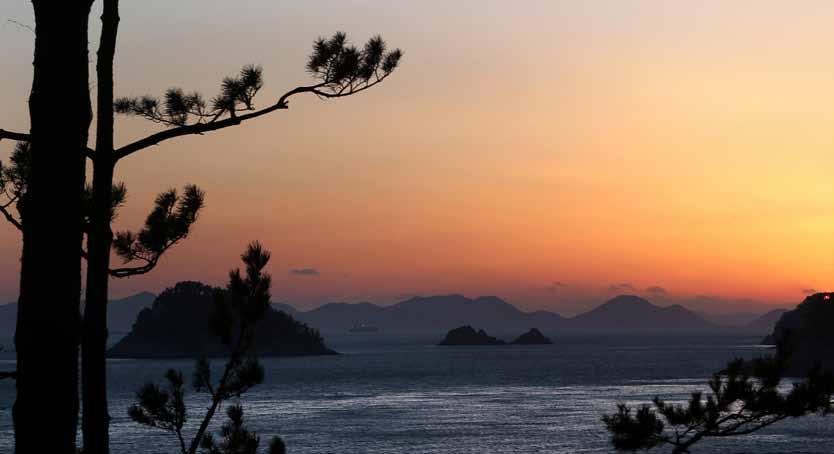 만 ( 灣 ) 과곶 ( 串 ) 이끊임없이연결되는리아스식해안은여행자에게는큰축복이다. 만물이생동하고바다가광채를뿜어내는봄날, 구불구불천리길남해를자동차로주유해보자. 아이를안고있는어머니또는날개를활짝편나비의형상을하고있는남해를일주하는데는하루면충분하다.